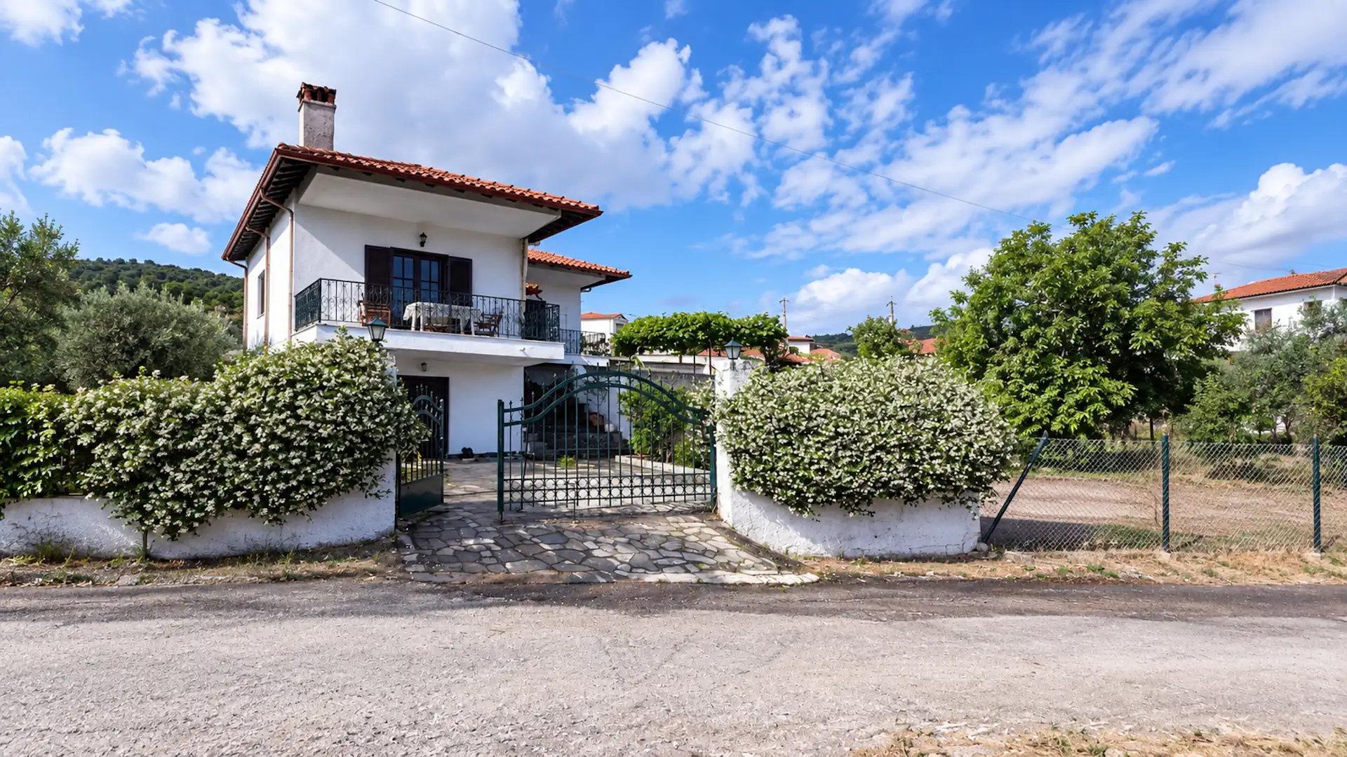 Vila exterior street view